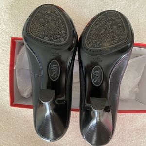 Black leather pump with suede floral details